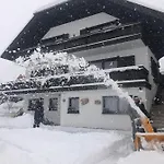 Haus Greet 公寓 *